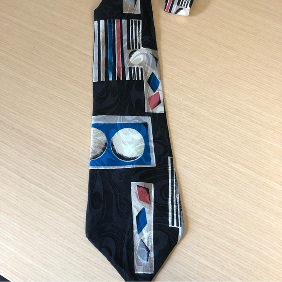 💕2/$30 💕Club International Tip Top 100% Silk Patterned Tie - Picture 3 of 5